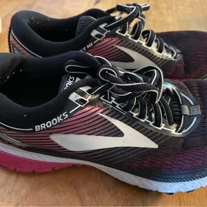 Brooks Women's Black and Pink Athletic Shoes
